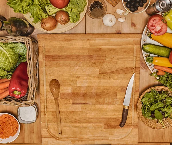 Vegetables on cutting board — Stock Photo, Image