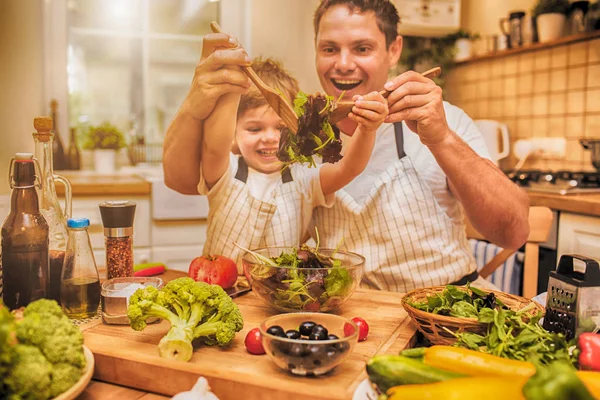 Adam küçük oğlu ile mutfak pişirme.