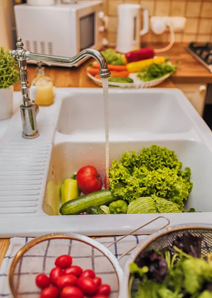 Su akışı altında taze sebze