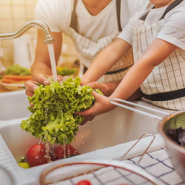 Baba ile oğlu yıkar sebze