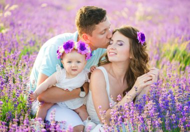 Lavanta alanında genç aile