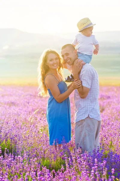 Lavanta alanında genç aile — Stok fotoğraf