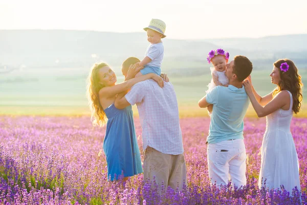 Dos familia amistosa en un campo de lavanda — Foto de Stock