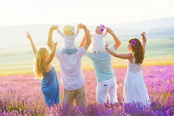 Duas famílias amigáveis em um campo de lavanda — Fotografia de Stock