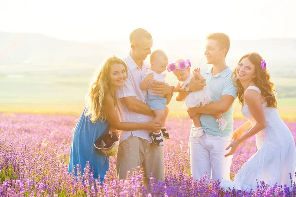 Zwei freundliche Familie in einem Lavendelfeld — Stockfoto