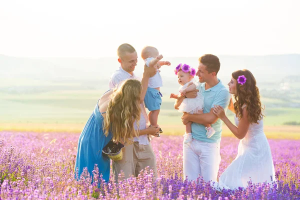 Due famiglie amichevoli in un campo di lavanda — Foto Stock