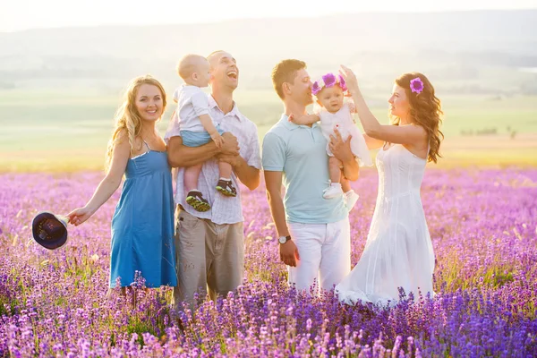 Två vänliga familj i ett lavendelfält — Stockfoto