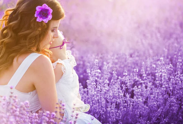 Moeder en haar dochter in een Lavendel veld — Stockfoto