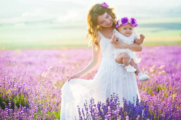 Mamma och hennes dotter i ett lavendelfält — Stockfoto