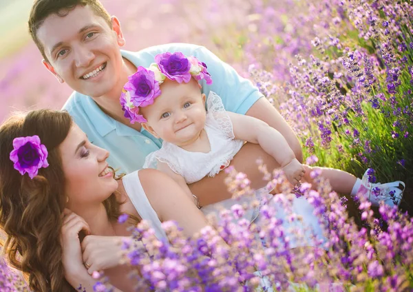 Молодая семья на лавандовом поле — стоковое фото