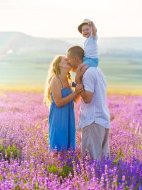 Lavanta alanında genç aile