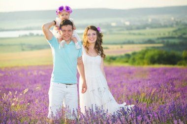 Lavanta alanında genç aile