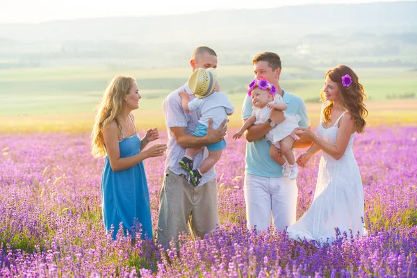 Zwei freundliche Familie in einem Lavendelfeld — Stockfoto