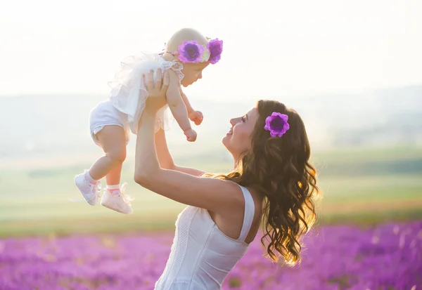 Мама з донькою у lavender сфера — стокове фото