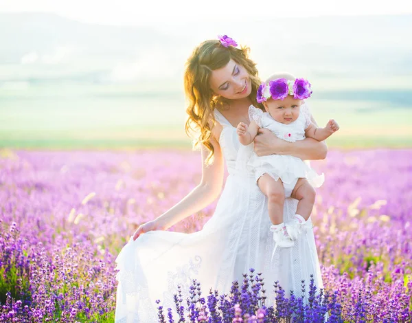 Mamma och hennes dotter i ett lavendelfält — Stockfoto