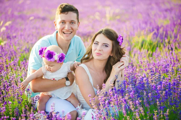 Familia joven en un campo de lavanda — Foto de Stock