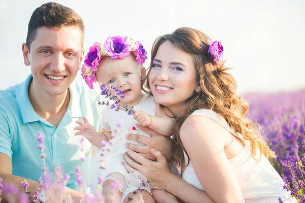 Giovane famiglia in un campo di lavanda — Foto Stock