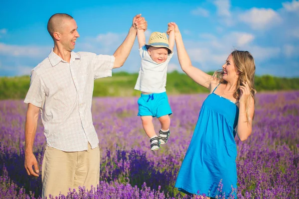 Familia joven en un campo de lavanda — Foto de Stock