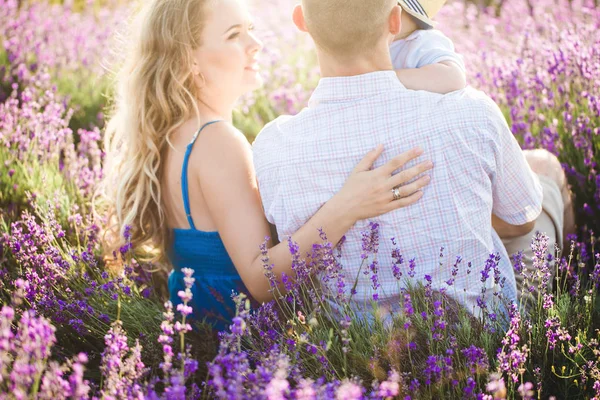 Junge Familie in einem Lavendelfeld — Stockfoto