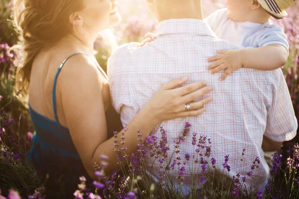 Jong gezin in een Lavendel veld — Stockfoto