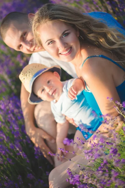 Mladá rodina v poli levandule — Stock fotografie