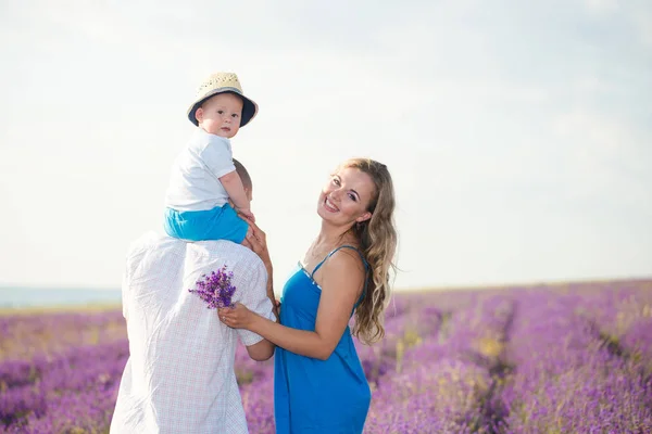 Junge Familie in einem Lavendelfeld — Stockfoto