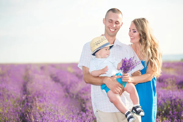 Junge Familie in einem Lavendelfeld — Stockfoto