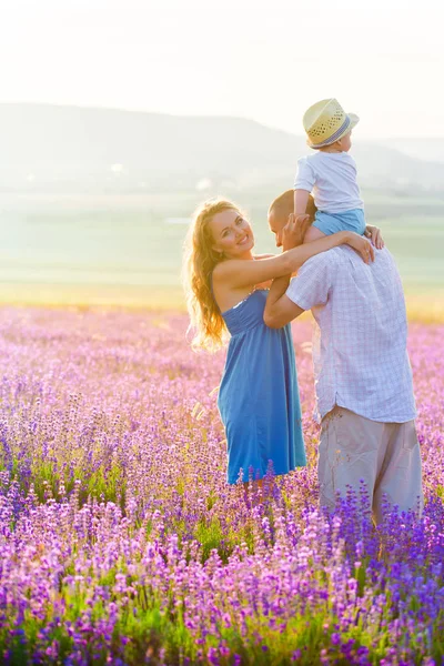 Jeune famille dans un champ de lavande — Photo