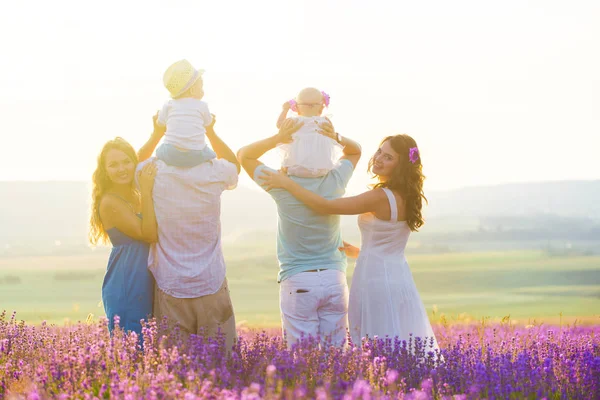 Twee vriendelijke familie in een Lavendel veld — Stockfoto