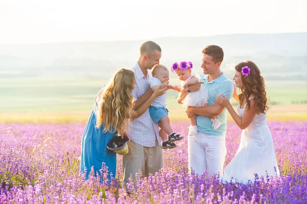 Dos familia amistosa en un campo de lavanda — Foto de Stock