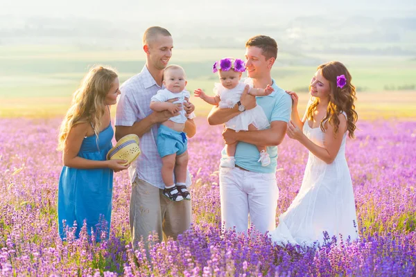 Dos familia amistosa en un campo de lavanda — Foto de Stock