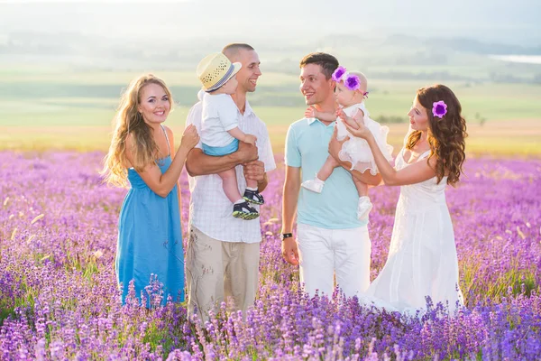 Zwei freundliche Familie in einem Lavendelfeld — Stockfoto