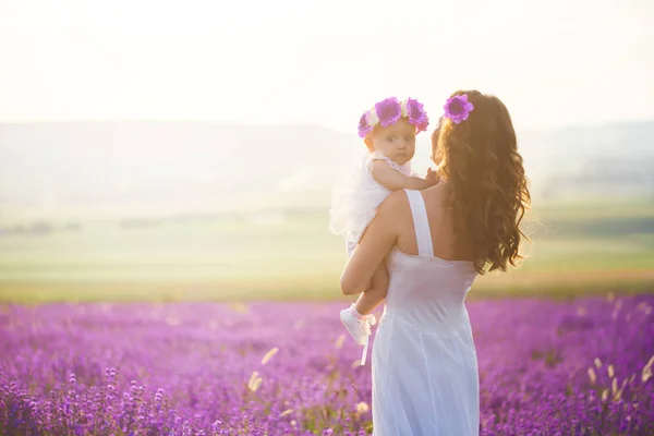 Mamma och hennes dotter i ett lavendelfält — Stockfoto
