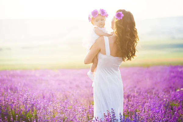 Mãe e sua filha em um campo de lavanda — Fotografia de Stock