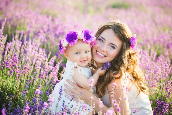 Мама и ее дочь на лавандовом поле — стоковое фото