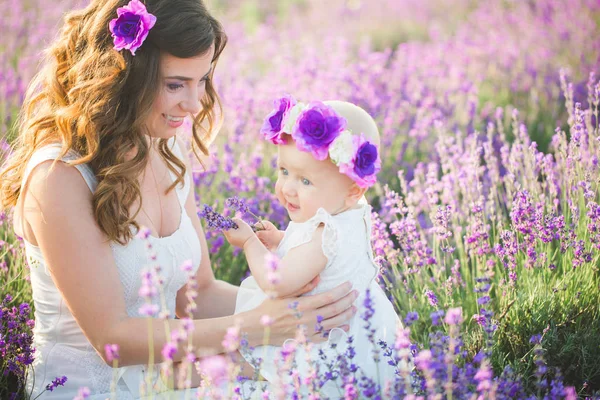 Máma a její dcera v poli levandule — Stock fotografie