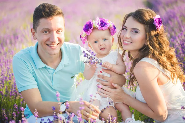 Junge Familie in einem Lavendelfeld — Stockfoto