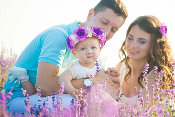 Junge Familie in einem Lavendelfeld — Stockfoto