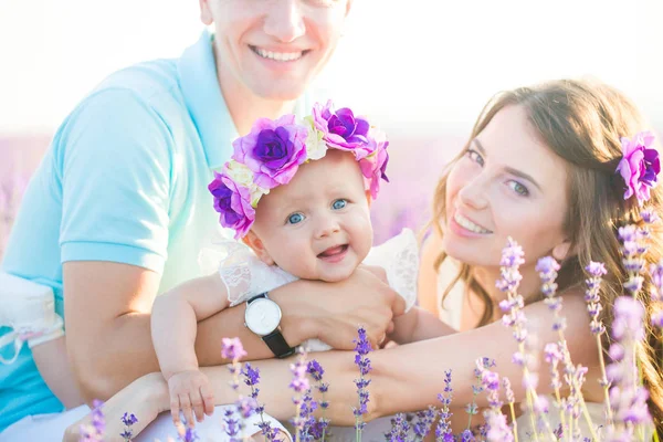 Junge Familie in einem Lavendelfeld — Stockfoto