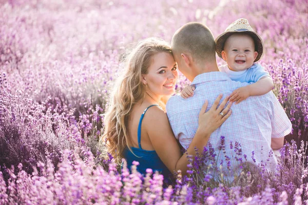 ラベンダー畑で若い家族 — ストック写真