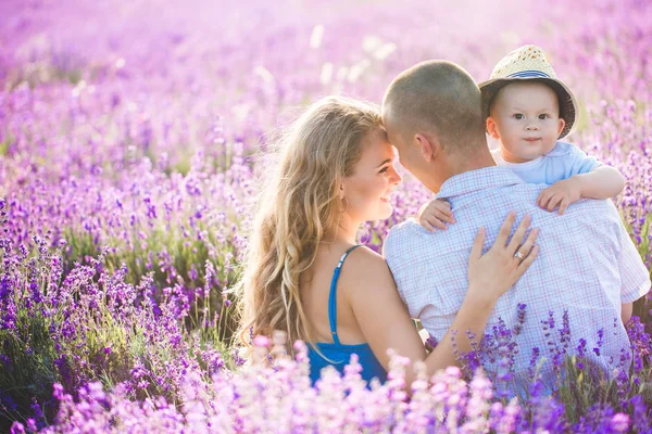 Ung familj i ett lavendelfält — Stockfoto