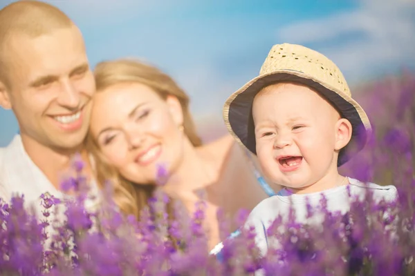 Familia joven en un campo de lavanda — Foto de Stock