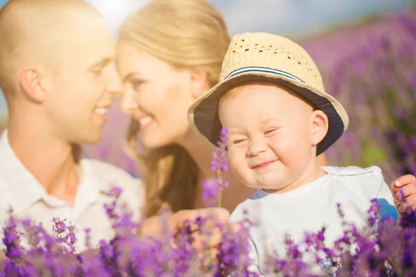 Familia joven en un campo de lavanda — Foto de Stock