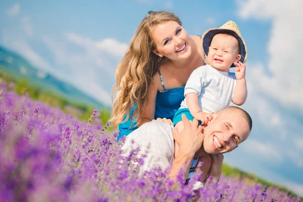 Jong gezin in een Lavendel veld — Stockfoto