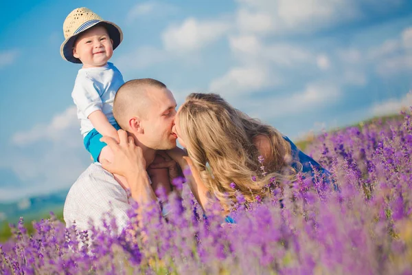 Lavanta alanında genç aile — Stok fotoğraf