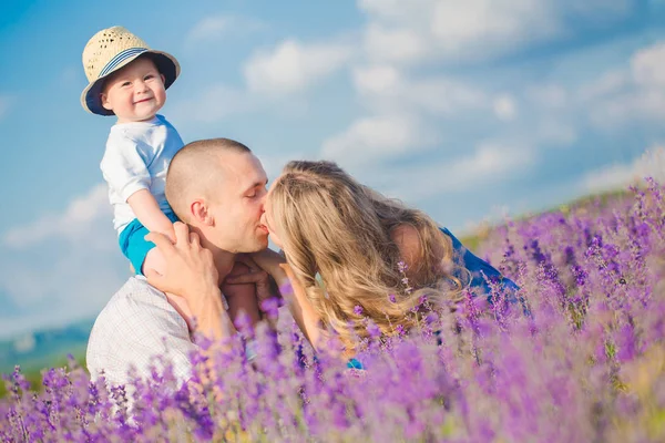 Junge Familie in einem Lavendelfeld — Stockfoto