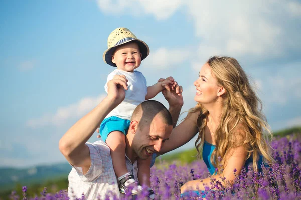 Jong gezin in een Lavendel veld — Stockfoto