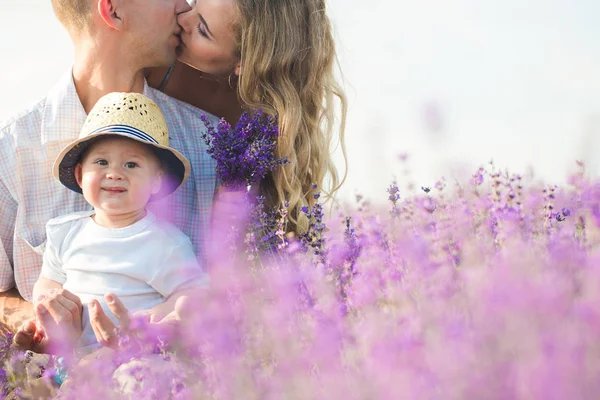 Junge Familie in einem Lavendelfeld — Stockfoto