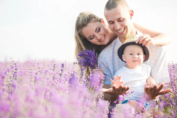 Junge Familie in einem Lavendelfeld — Stockfoto