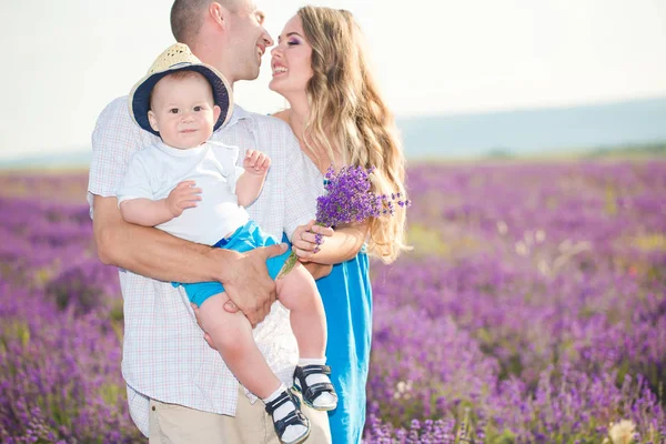 Junge Familie in einem Lavendelfeld — Stockfoto